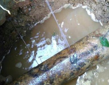 崇信楼顶渗水维修公司分享下地暖漏水的原因及检测方法。